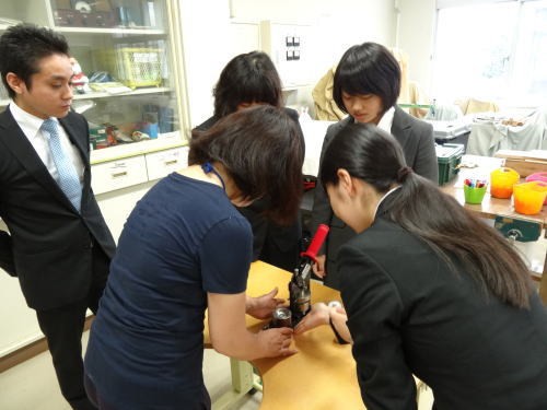 蓮田特別支援学校校内実習で「缶バッジ製作」体験サポートの�汲ｩいしゃごっこ学生社員